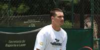 João Fonseca apareceu pela primeira vez com o cabelo raspado após promessa ao vencer o ATP 500 da Basileia. Foto: Divulgação / Estadão