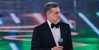 Luciano Huck pede para indígenas do Xingu esconderem celulares em gravação do 'Domingão' e explica atitude em comunicado: 'Sempre defendi que...'.  Foto: Divulgação/TV Globo / Purepeople