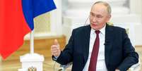 Putin gesticula com a mão direita  Foto: Reuters / BBC News Brasil