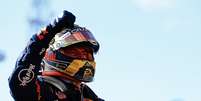 Max Verstappen comemorando vitória após corrida  Foto: Reprodução / X