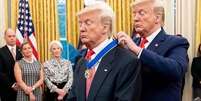 O presidente Trump dando uma medalha para si mesmo foi uma das publicações com maior repercussão sobre o prêmio da Fifa  Foto: Reprodução/X