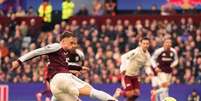 - Divulgação / Aston Villa FC - Legenda: Matty Cash abriu o placar para o Aston Villa com um belo gol Foto: Jogada10