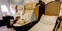 Todos os assentos são reclináveis e viram camas confortáveis –  Foto: Divulgação/Aeronexus / Jogada10