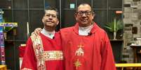 O padre Vidal Rivas e o diácono Francisco, na Igreja Episcopal de São Mateus de Hyattsville, em Maryland (Estados Unidos)  Foto: Igreja Episcopal de São Mateus / BBC News Brasil