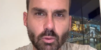 Eduardo Bolsonaro segue nos Estados Unidos e usa redes sociais para compartilhar mensagens políticas  Foto: Reprodução/Instagram/@bolsonarosp