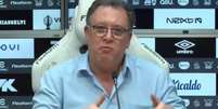Foto: Reprodução de vídeo YouTube - Legenda: Marcelo Teixeira dirante a coletiva do Santos / Jogada10
