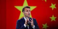 O presidente francês Emmanuel Macron fala na Universidade de Sichuan, em Chengdu, província de Sichuan, durante uma visita de três dias à China, em 5 de dezembro de 2025.  Foto: via REUTERS - Sarah Meyssonnier / RFI