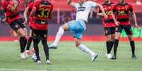  Foto: Rafael Vieira / Grêmio - Legenda: Carlos Vinícius durante disputa contra quatro jogadores do Leão pernambucano / Jogada10