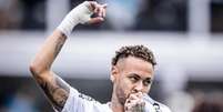  Foto: Raul Baretta / Santos - Legenda: Neymar recebe homenagem e ouve gritos de fica / Jogada10