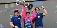 Festa de Rubens Barrichello, campeão da NASCAR Brasil, e seus filhos Foto: Paulo Abreu