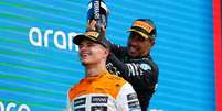 Lewis Hamilton e Lando Norris durante pódio em Silverstone Foto: Reprodução / F1