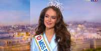 Hinaupoko Devèze em entrevista na TV francesa algumas horas após o concurso  Foto: Reprodução