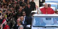 Leão XIV atravessa centro de Roma em papamóvel  Foto: ANSA / Ansa - Brasil