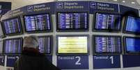 Um passageiro busca informações nos painéis que indicam a partida dos voos no aeroporto Paris Charles de Gaulle, em imagem de ilustração.  Foto: Reuters/Gonzalo Fuentes / RFI