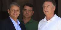 Tarcísio de Freitas ao lado de Flávio Bolsonaro e Jair Bolsonaro, no período em que o presidente ainda não estava detido na Superintendência da Polícia Federal  Foto: Wilton Junior/Estadão / Estadão