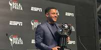 Vitor Roque com premiação da Bola de Prata  Foto: Raul Godoy/Terra