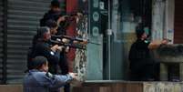 Projetos de lei que equiparam facções a grupos terroristas ganharam impulso após megaoperação policial no Rio de Janeiro  Foto: EPA / BBC News Brasil
