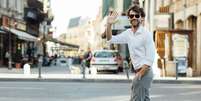 De acordo com a psicologia, acenar com a mão para agradecer aos carros ao atravessar a rua é característico dessas pessoas. Foto: Shutterstock / Purepeople