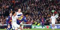 Foto: Judit Cartiel/Getty Images - Legenda: Momento do primeiro gol marcado por Jules Koundé na vitória do Barcelona no Camp Nou / Jogada10