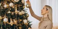 Enfeitar a árvore com itens dourados atrai entusiasmo para 2026: lições do feng shui Foto: FreePik / Revista Malu