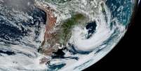 Imagem de satélite da Nasa mostra o ciclone extratropical de 10 de dezembro de 2025 visto do espaço  Foto: NOAA/Nasa / BBC News Brasil