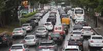 Chuva deixa o trânsito lento e congestionado pela Avenida Washington Luiz, na região do Aeroporto de Congonhas, na zona sul da cidade de São Paulo, neste início de tarde chuvosa de terça-feira, 9 de dezembro de 2025.  Foto: RENATO S. CERQUEIRA/ATO PRESS/ESTADÃO CONTEÚDO