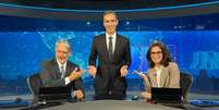 Até outubro, William Bonner dividia o 'JN' com Renata Vasconcellos; agora o telejornal tem César Tralli na bancada  Foto: Reprodução/Facebook/@jornalnacional