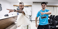 Neymar refez dancinha com o torcedor Matheus Souto, que enfrentou um câncer na infância  Foto: Raul Baretta/Santos