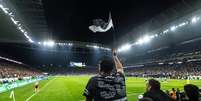 Torcedores do Corinthians durante partida do campeonato paulista contra o Palmeiras na Neo Química Arena, na zona leste de São Paulo. Foto: Taba Benedicto/Estadao / Estadão