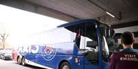 Foto: Divulgação/PSG - Legenda: PSG escapa de sofrer co feridos depois do ataque ao seu ônibus na Espanha / Jogada10
