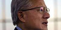 O chefe da Nvidia, Jensen Huang, est&aacute; entre os l&iacute;deres de tecnologia que a revista colocou na sua maior capa do ano  Foto: Getty Images / BBC News Brasil