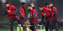 Foto: Lewis Storey/Getty Images - Legenda: Jogadores do Liverpool durante treinamento da equipe / Jogada10