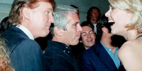 Donald Trump e Jeffrey Epstein em uma foto divulgada pelo Comitê de Supervisão da Câmara dos Representantes  Foto: Comissão de Supervisão da Câmara / Divulgação