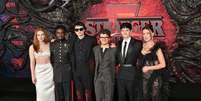 Sadie Sink, Caleb McLaughlin, Finn Wolfhard, Gaten Matarazzo, Noah Schnapp e Millie Bobby Brown na première de Stranger Things  Foto: Axelle/Bauer-Griffin/FilmMagic