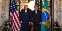 Trump e Bolsonaro em 2020; analista avalia que disposição do presidente americano para ajudar brasileiro foi suspensa por enquanto  Foto: Getty Images / BBC News Brasil