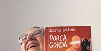 O livro Porca Gorda tensiona padr&otilde;es est&eacute;ticos, feminilidade e a no&ccedil;&atilde;o de "corpo permitido" na sociedade brasileira. Foto: Renata Alc&acirc;ntara