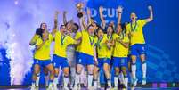 A sele&ccedil;&atilde;o brasileira feminina celebra o t&iacute;tulo da primeira Copa do Mundo de futsal, em 7 de dezembro de 2025, nas Filipinas. Foto: &copy; Fabio Souza / CBF / RFI