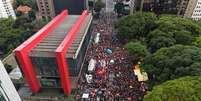Manifestantes fazem um protesto contra o PL da dosemetria na avenida Paulista em S&atilde;o Paulo Foto: F&aacute;bio Vieira/Estad&atilde;o / Estad&atilde;o