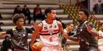 Time de basquete do S&atilde;o Paulo em partida contra o Cetaf. Foto: Instagram/spfcbasquetebol / Estad&atilde;o