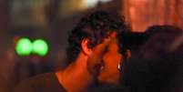 Bruna Marquezine e Shawn Mendes namorando? 'Casal' &eacute; flagrado em clima &iacute;ntimo na praia e web crava romance.  Foto: Brazilnews / Purepeople