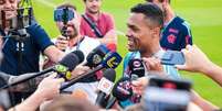 Alex Sandro, do Flamengo, fala com a imprensa ap&oacute;s treino em Doha &ndash;  Foto: Gilvan de Souza/Flamengo / Jogada10