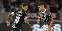 Jogadores de Vasco e Fluminense em disputa de bola na semifinal da Copa do Brasil &ndash;  Foto: Lucas Mer&ccedil;on/Fluminense / Jogada10