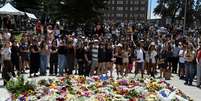 Popula&ccedil;&atilde;o homenageia v&iacute;timas do ataque terrorista &agrave; praia de Bondi, que aconteceu em Sydney, neste domingo (14).  Foto: REUTERS - Flavio Brancaleone / RFI