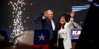 Jos&eacute; Antonio Kast, presidente eleito pelo Partido Republicano do Chile, de extrema direita, e sua esposa, Maria Pia Adriasola, comemoram a vit&oacute;ria no segundo turno das elei&ccedil;&otilde;es presidenciais, em Santiago, em 14 de dezembro de 2025.  Foto: REUTERS - Rodrigo Garrido / RFI