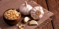 Usado h&aacute; milhares de anos, o alho combina sabor e benef&iacute;cios &agrave; sa&uacute;de; saiba como seus compostos atuam no organismo e seus efeitos Foto: Reprodu&ccedil;&atilde;o: Canva/Stefan Botezatu's Images / Bons Fluidos