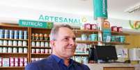 Evandro Tokarski, fundador da Farm&aacute;cia Artesanal  Foto: Divulga&ccedil;&atilde;o