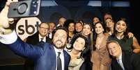 Respons&aacute;vel pela parte institucional do SBT News, F&aacute;bio Faria reuniu os apresentadores e comentaristas do canal para uma selfie na festa de lan&ccedil;amento  Foto: Lourival Ribeiro/SBT e Rogerio Pallatta/SBT