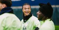 Foto: Divulga&ccedil;&atilde;o - Legenda: Jogadores do Manchester City durante treinamento da equipe / Jogada10