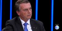 Jair Bolsonaro em entrevista ao 'Jornal Nacional' na campanha eleitoral de 2022: no fim, renovou a concess&atilde;o da 'inimiga' Globo  Foto: Reprodu&ccedil;&atilde;o/TV
