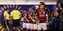 Jogadores do Flamengo se preparam para entrar em campo contra o Pyramids Foto: Mohamed Farag - FIFA/FIFA via Getty Images